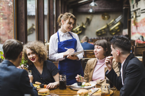 Um Guia de Como Encantar o Cliente do Seu Restaurante