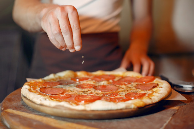 pizza-feita-em-forno-esteira