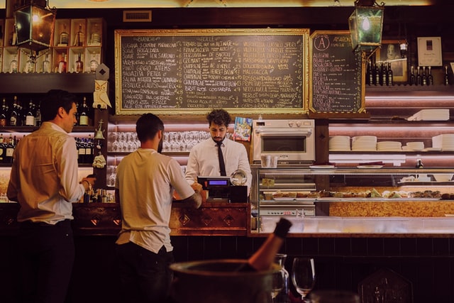 O Que Você Precisa Saber Sobre Cobrança de Taxa de Serviço em Restaurantes